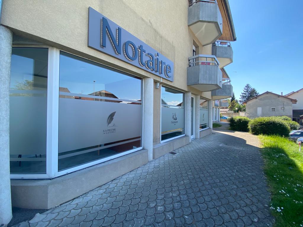 façade d’une étude notariale avec enseigne Notaire et vitrines