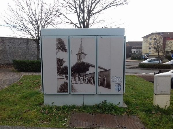 adhésif patrimonial sur mobilier urbain