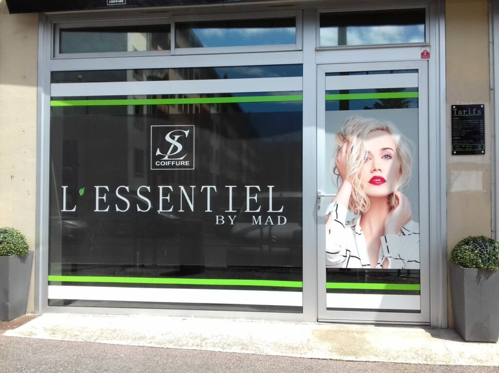 adhésif vitrine salon de coiffure L’Essentiel