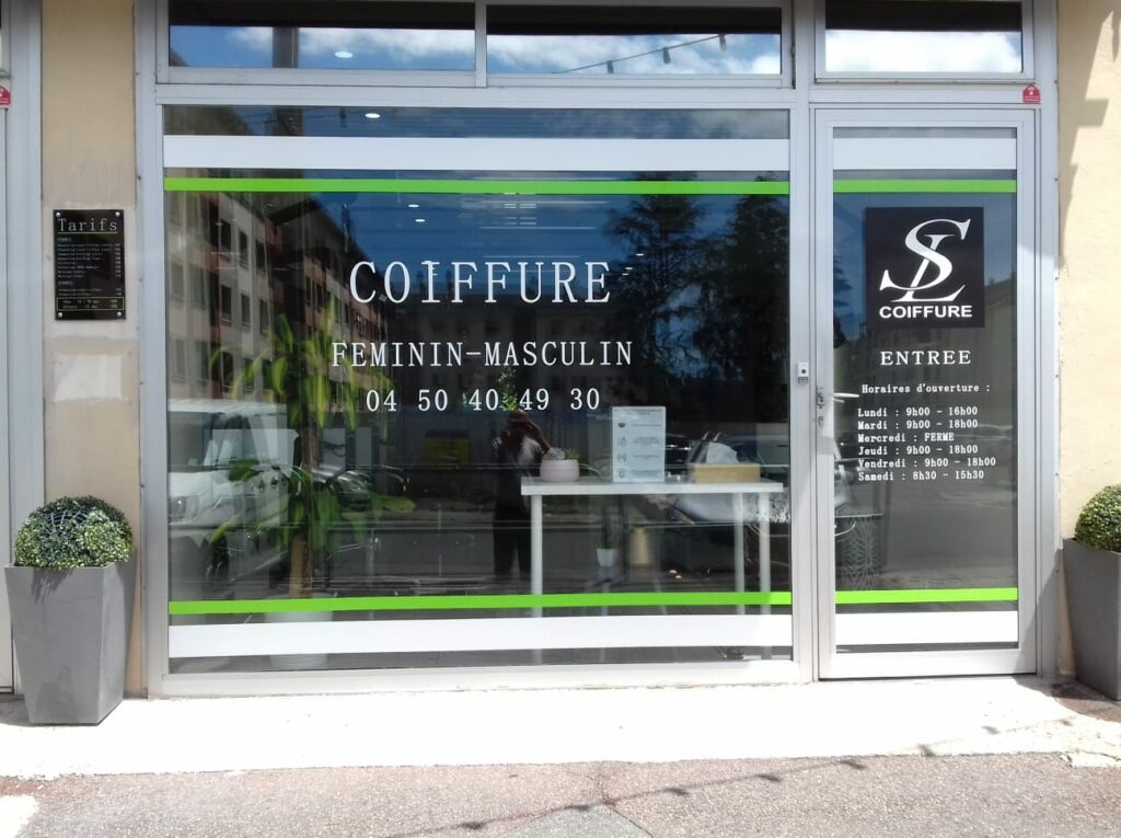 lettrage adhésif teinté masse vitrine coiffeur