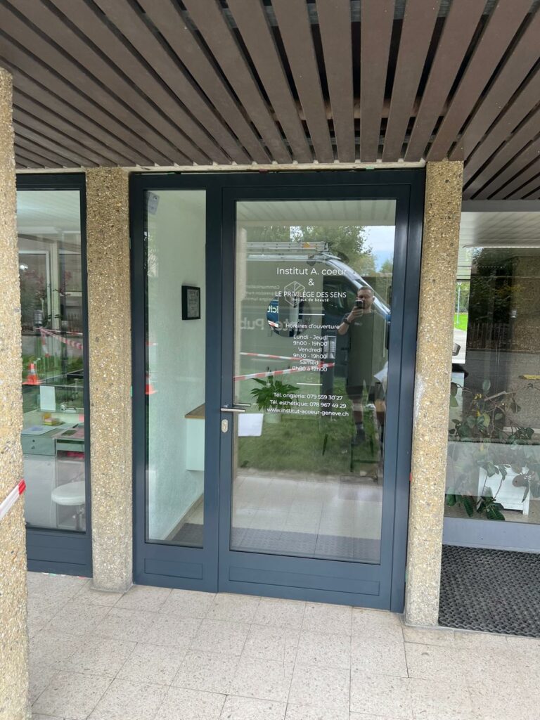 adhésif vitrine institut esthétique horaires