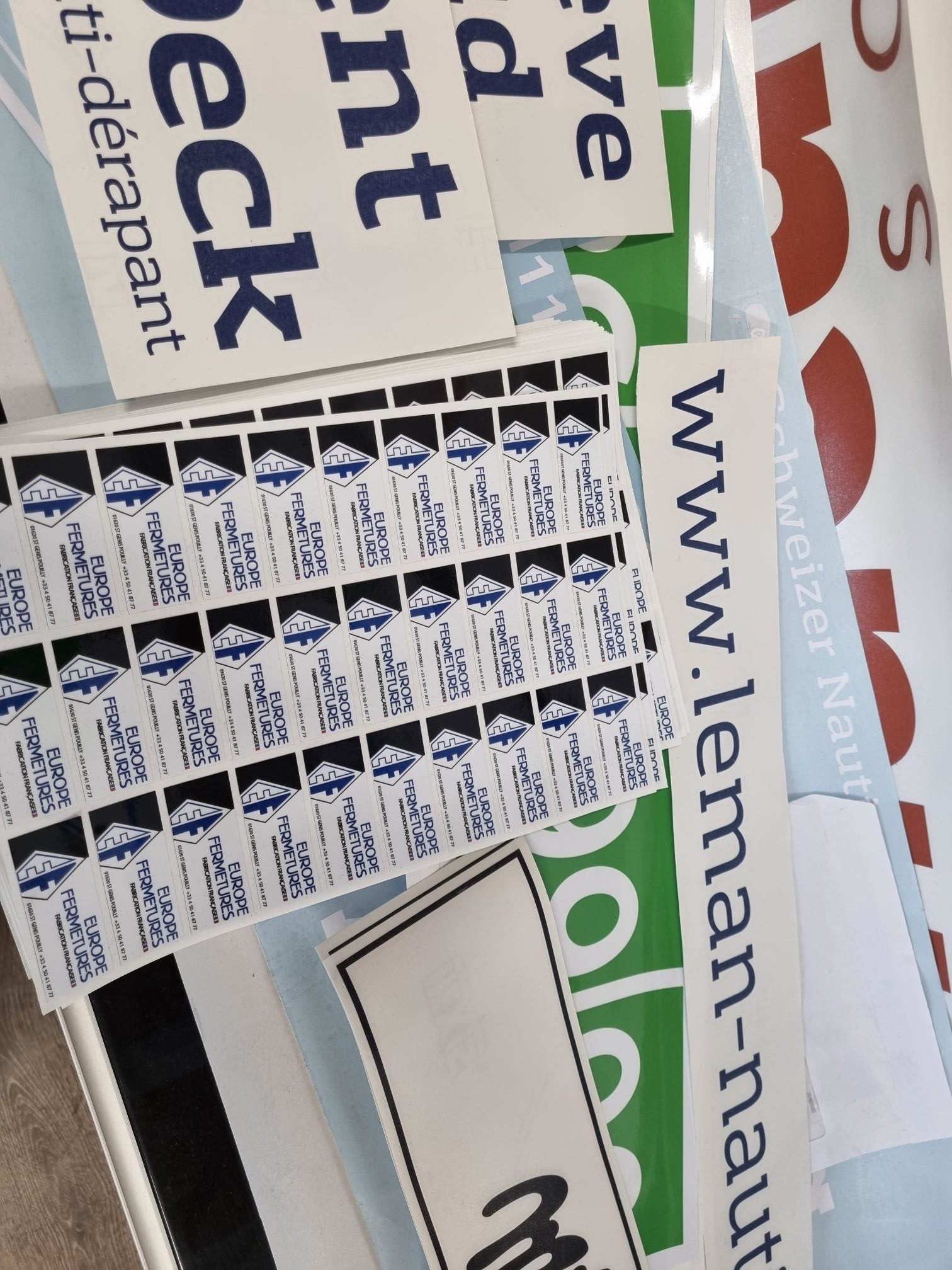 Adhesif Petites Series Rotated 1