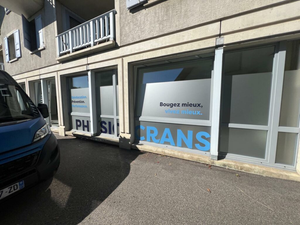marquage adhésif vitrine physiothérapie crans