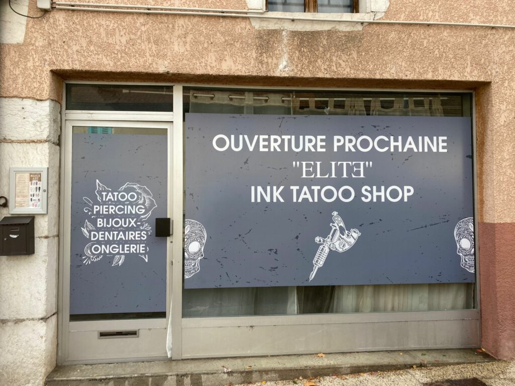 adhésif temporaire vitrine tattoo shop