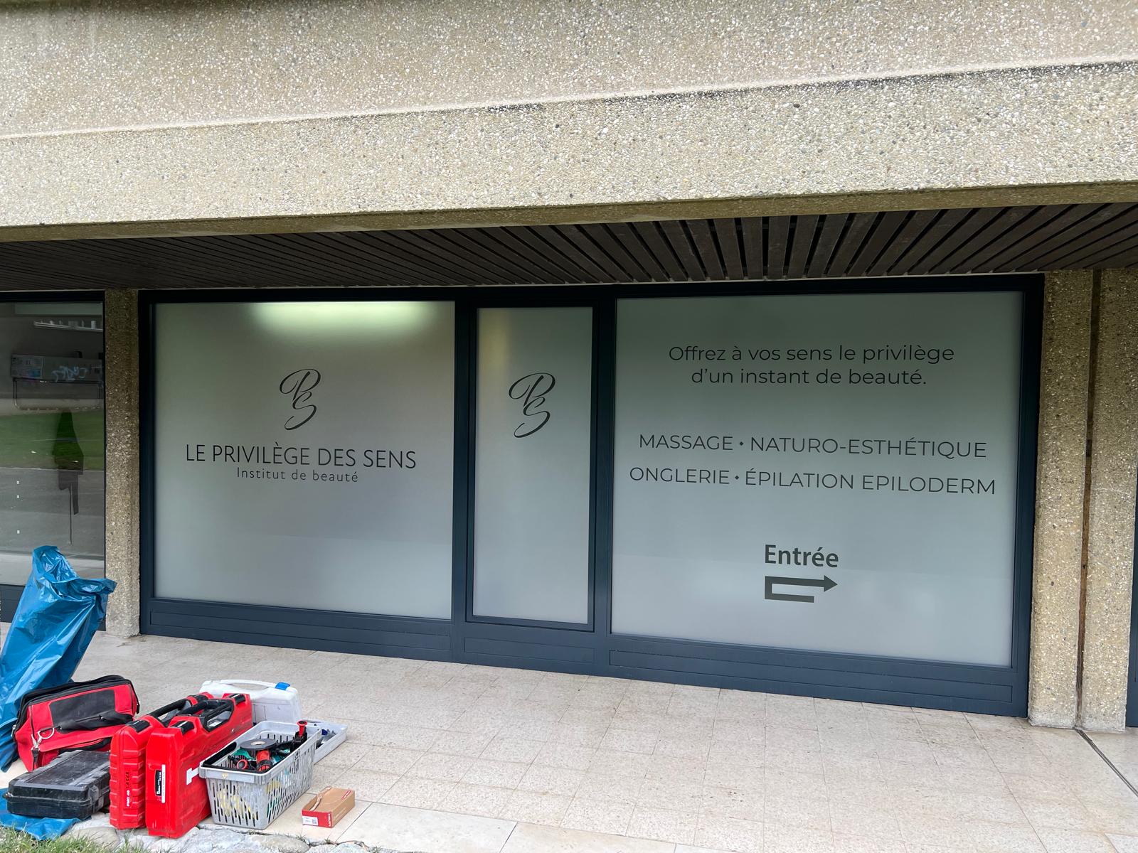 adhésif dépoli vitrine institut beauté pays de gex