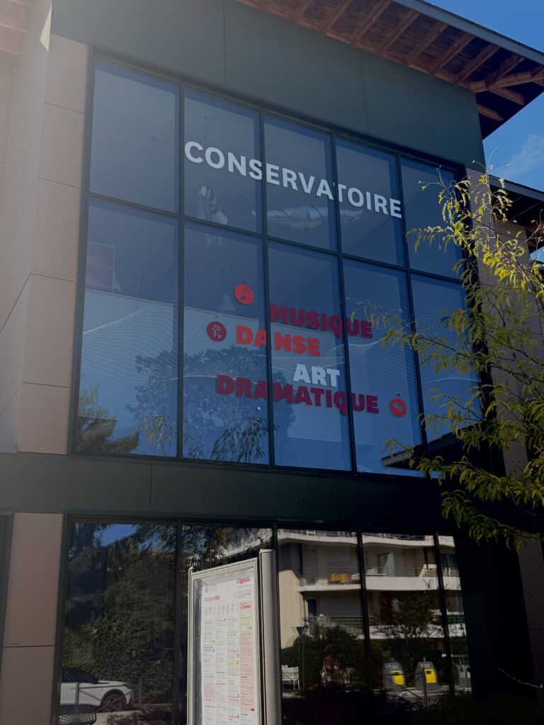 lettrage vitrine Conservatoire musique danse art dramatique