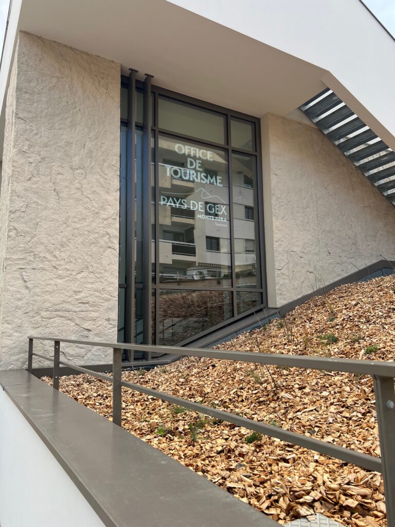 lettrage vitrine Office de Tourisme Pays de Gex