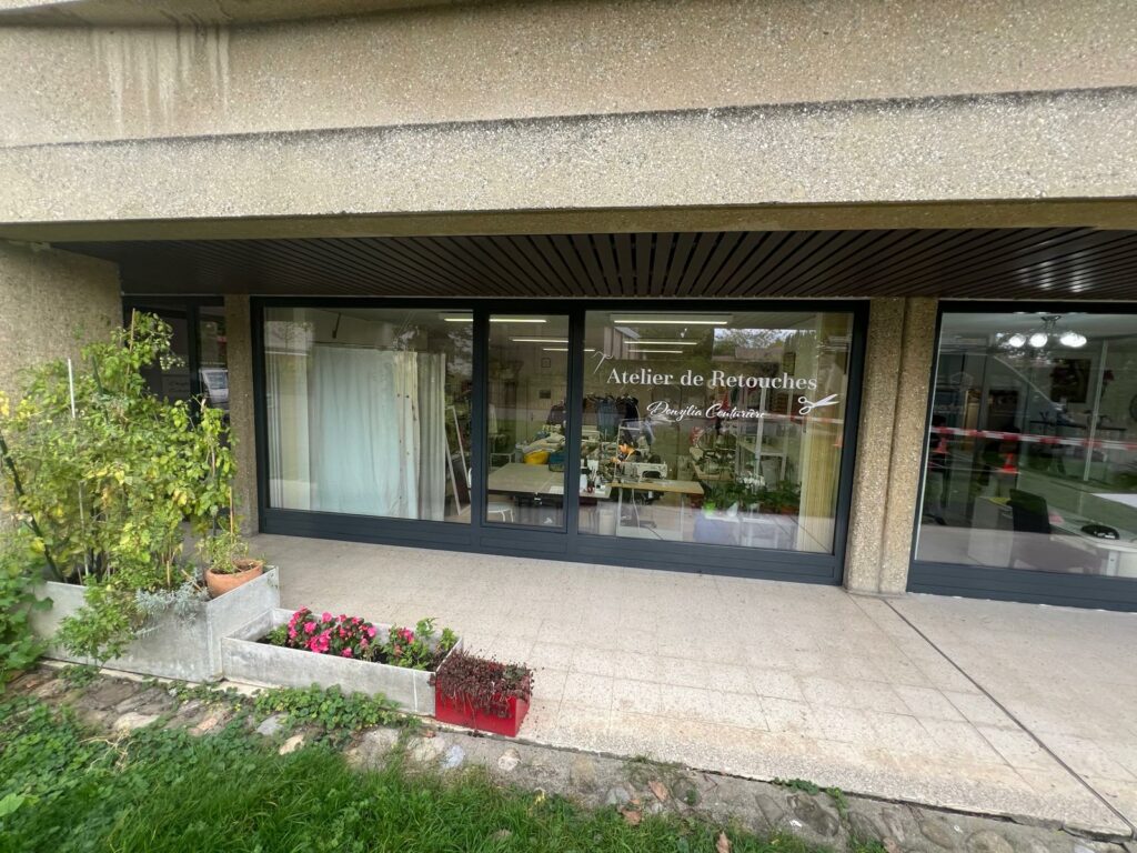 vitrine Atelier de Retouches avec adhésif lettrage blanc