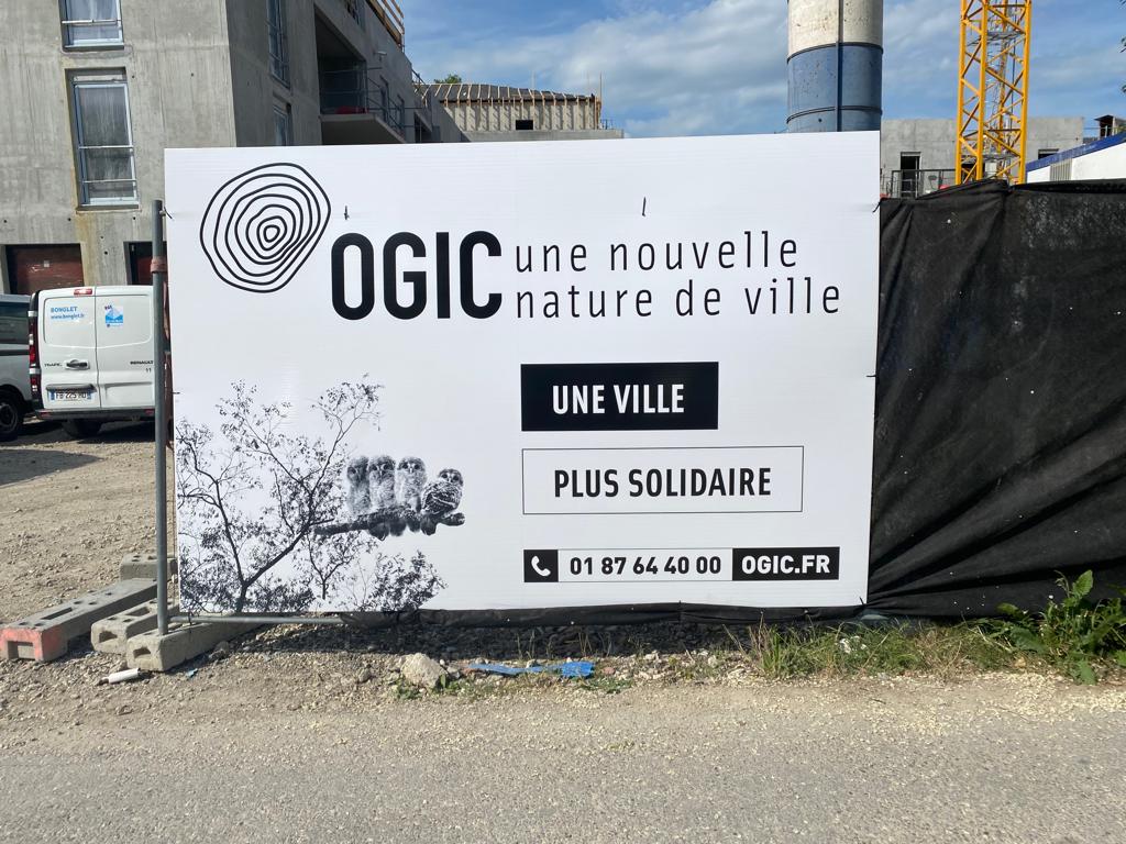 Adhésif sur panneau publicitaire chantier immobilier promotion