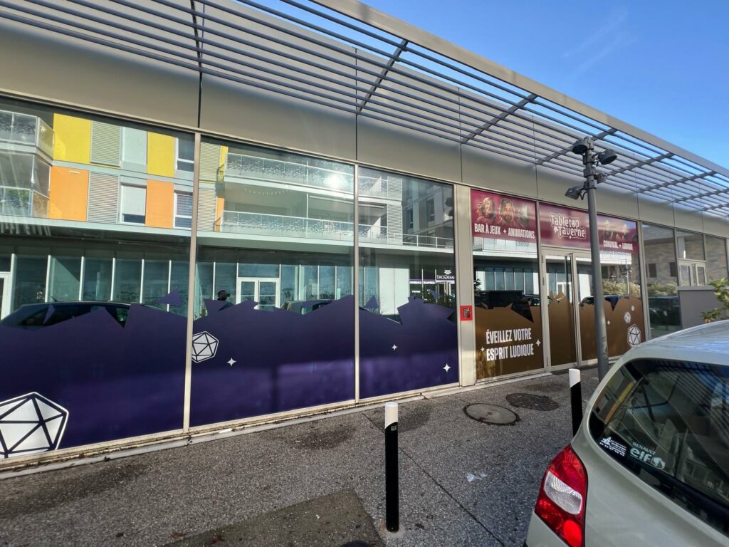 enseigne vitrine commerce loisirs ludique