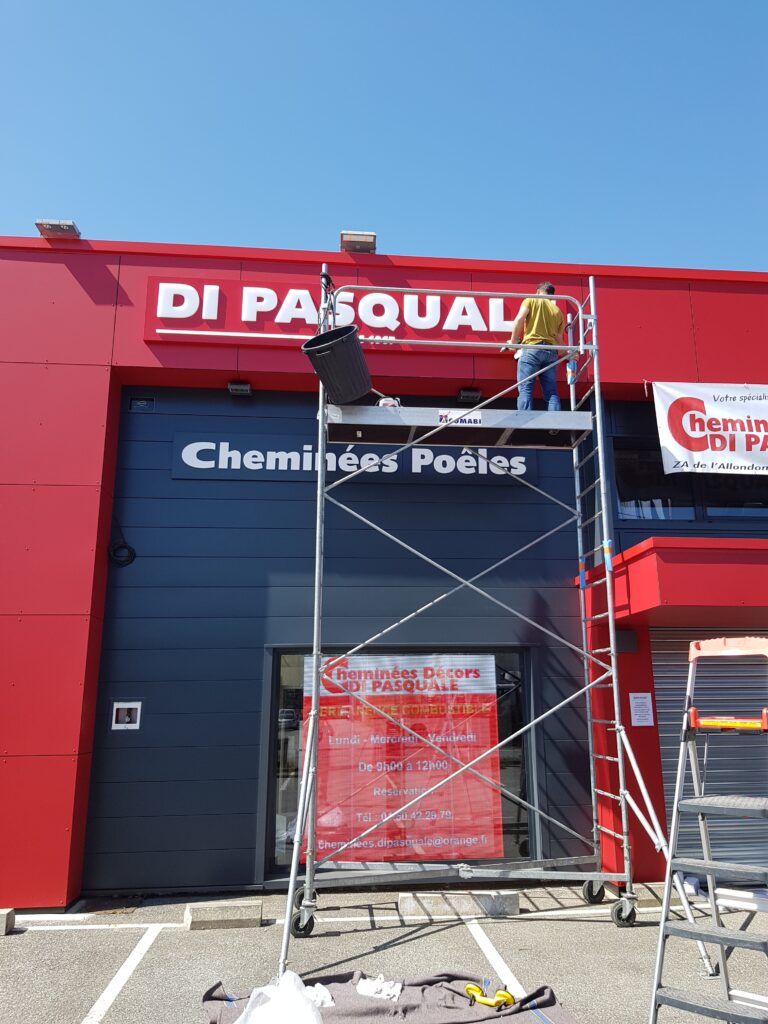 Façade magasin DI PASQUALE avec enseigne installée