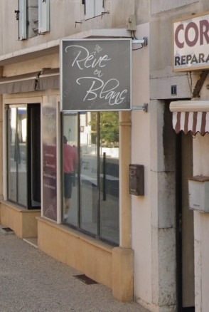 drapeau enseigne reve en blanc