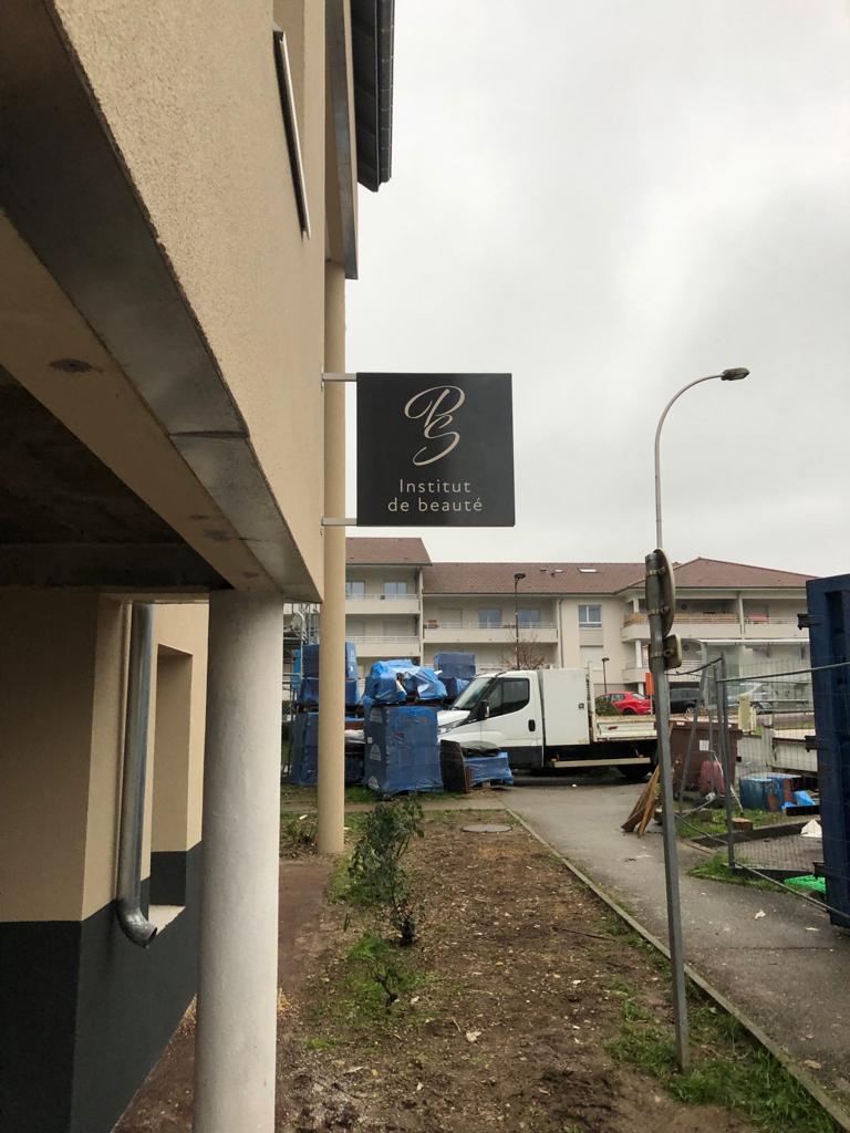 drapeau enseigne institut de beauté