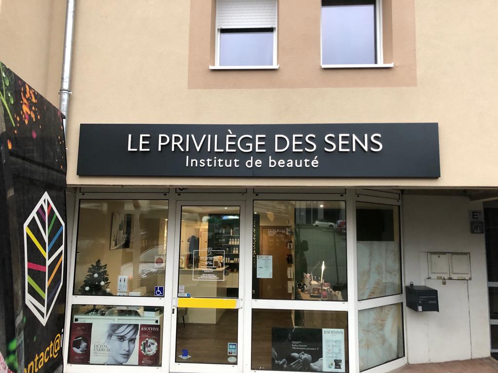 enseigne led le privilege des sens