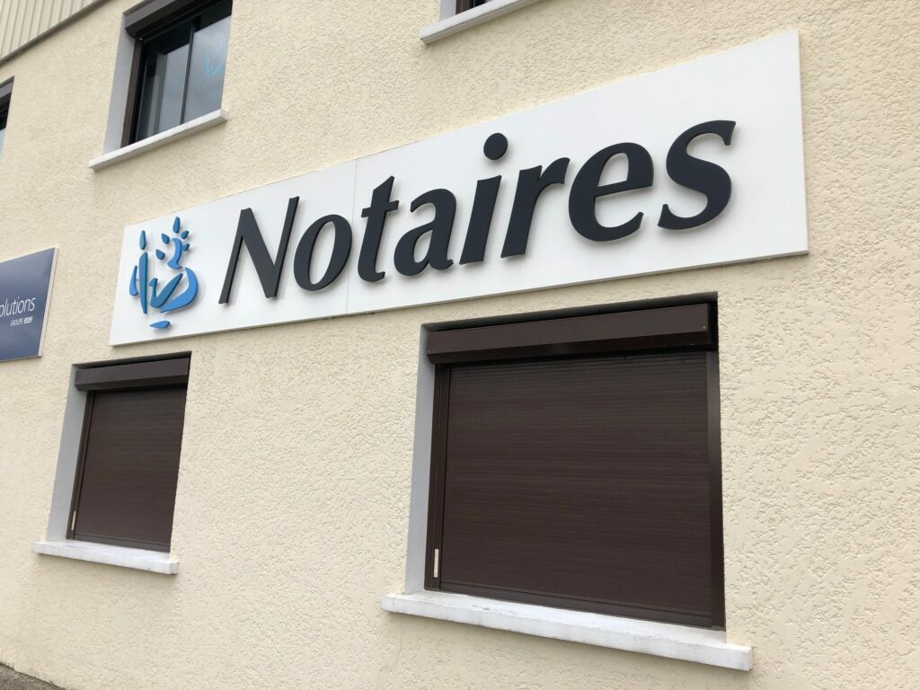 enseigne retro éclairée jour