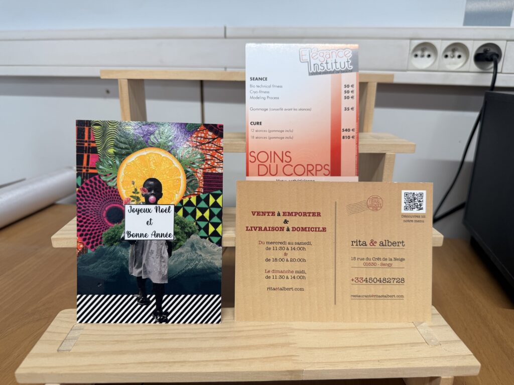 Flyers et cartes promotionnelles exposés sur présentoir en bois