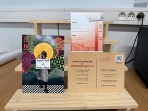 Flyers et cartes promotionnelles exposés sur présentoir en bois