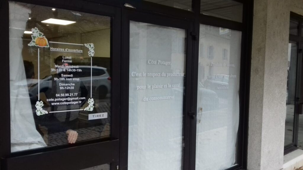 lettrage adhésif horaires vitrine magasin