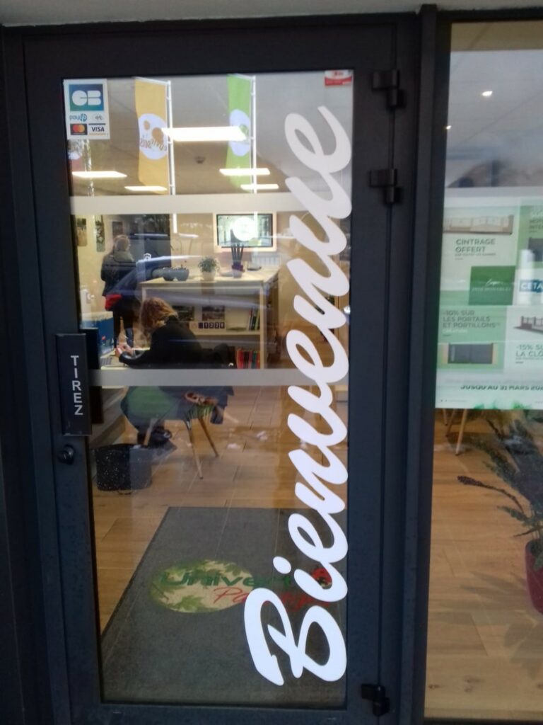 lettrage adhésif bienvenue porte vitrée commerce